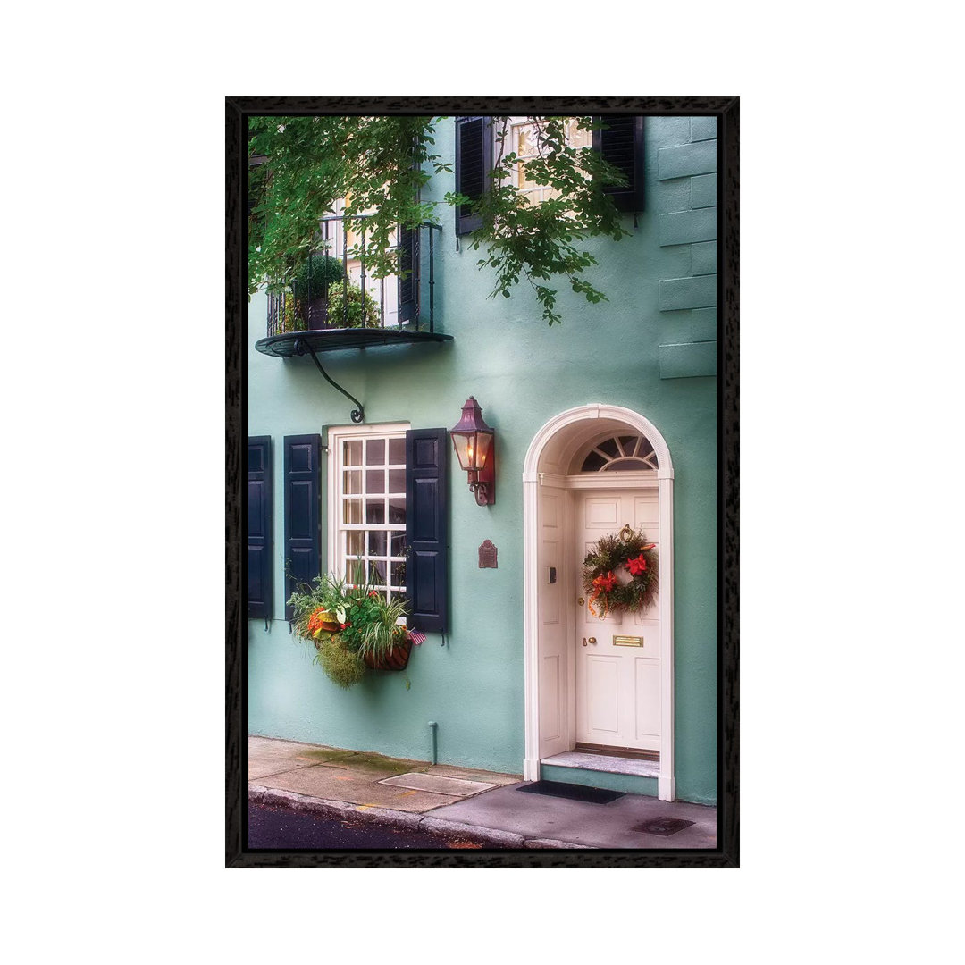 Eingang eines pastellfarbenen historischen Hauses in Charleston, South Carolina von George Oze - Gallery-Wrapped Canvas ...