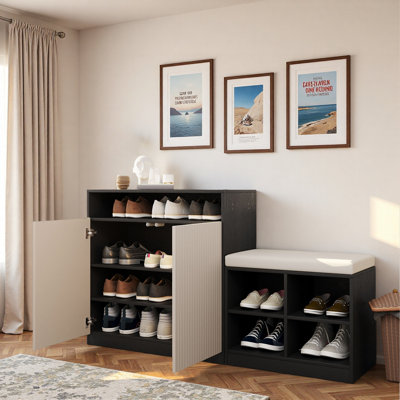 Élégante armoire à chaussures avec 2 portes, 3 tablettes réglables à 3 niveaux, un espace ouvert, des crochets, un banc à chaussures avec 4 étagères à chaussures ouvertes et un coussin amovible