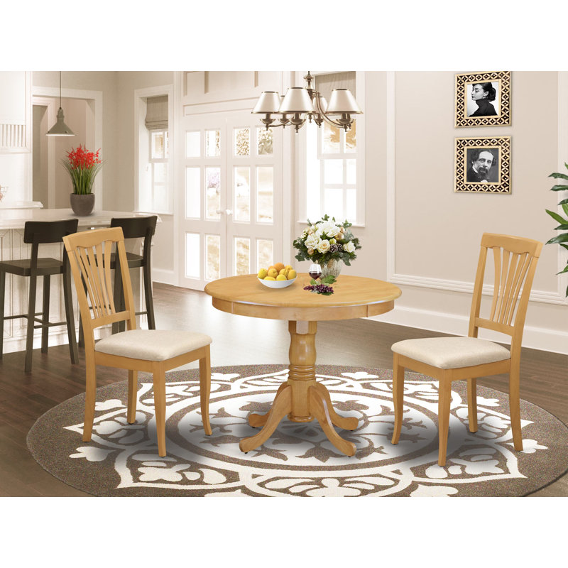 L'ensemble de table de salle à manger 3 pièces comprend une table ronde en bois avec piédestal et 2 chaises de cuisine en tissu de lin, 36 x 36 pouces, chêne