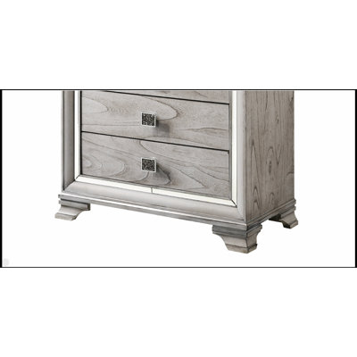 Commode contemporaine à 5 tiroirs avec accents en miroir et rangement spacieux, parfaite pour les chambres modernes et les petits espaces.