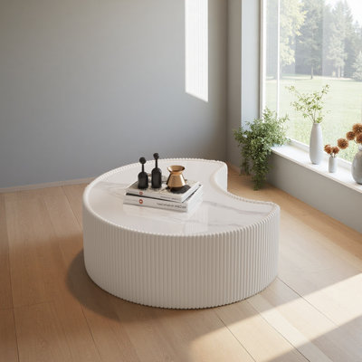 Table basse moderne en cuir fritté clair avec dessus en pierre et forme irrégulière pour le salon