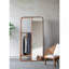 Élégant porte-vêtements avec miroir, un ajout fonctionnel et décoratif à votre chambre à coucher ou à votre vestiaire.
