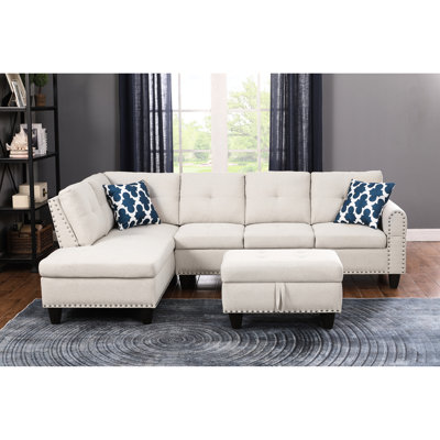Canapé modulaire en L beige de 3 pièces avec coussins de rangement et de lancer, idéal pour se détendre, accoudoirs arrondis, touffetage subtil, garniture cloutée, structure en bois massif, ressorts en mousse rembourrés en deux