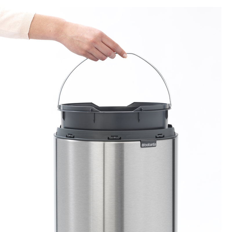 Poubelle à couvercle tactile 8 gallons Brabantia, Acier mat anti-traces de doigts