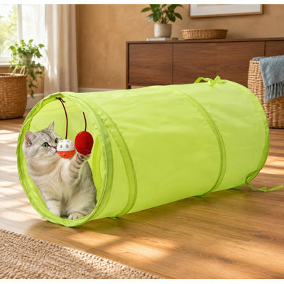 Doté d'une balle suspendue pour l'interaction, ce tunnel pliable en tissu froissé est conçu comme un tube de jeu pour les chats, les chatons et les petits animaux de compagnie.
