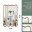Élégant miroir rectangulaire à cadre en bois massif ondulé, idéal pour rehausser le décor des chambres à coucher, des salles de bain et des salons.-130910964-130556844