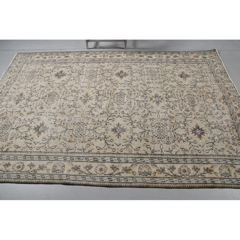 Tapis turc vintage fait à la main en beige élégant avec des motifs floraux complexes pour les espaces de vie
