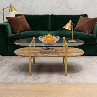 Table basse ovale en verre, de conception moderne Mid-Century, L 41 x l 21 x H 17 po, pour le salon, structure à 2 niveaux, plateau en verre transparent et tablette en bois au fini noyer, pieds coniques avec cadre à finition dorée