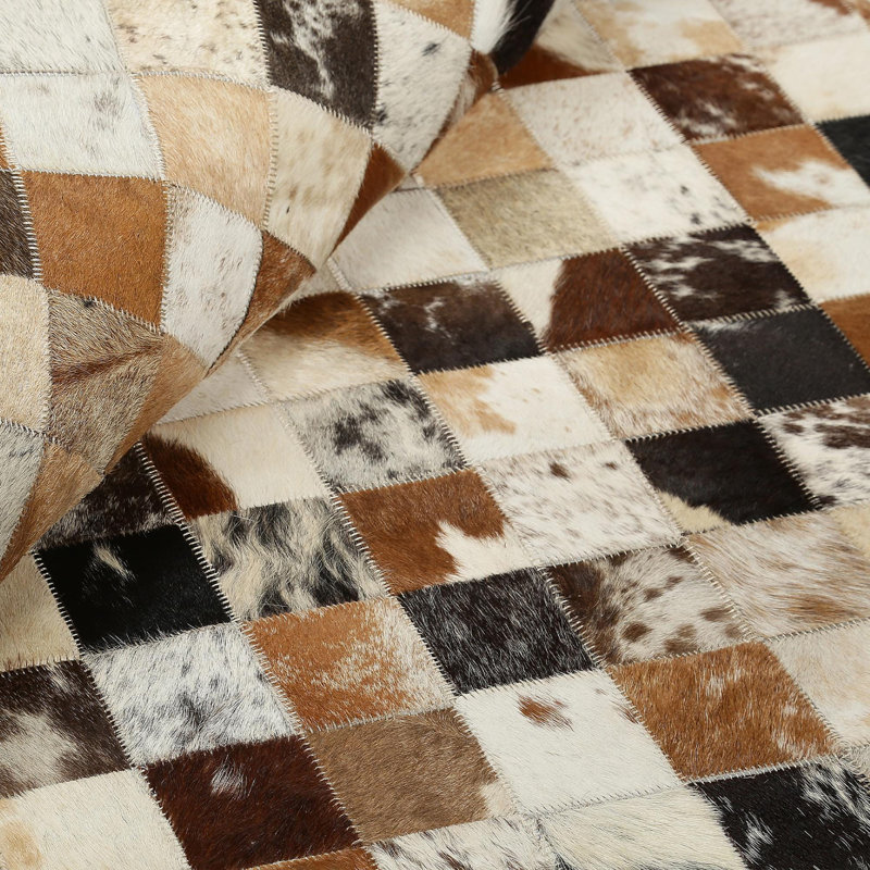 Tapis brun en patchwork de peau de vache avec bordure noire, Tapis de couloir 2 pi x 7 pi 6 po