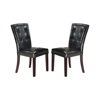 Chaise rembourrée en similicuir avec coussin touffeté et structure en bois robuste, parfaite pour le confort et le style dans toute salle à manger