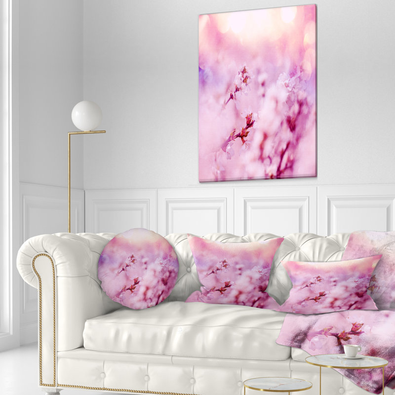 Gros plan sur une fleur de cerisier en fleur - coussin à imprimé floral, 16 po x 1 po, Coussin décoratif