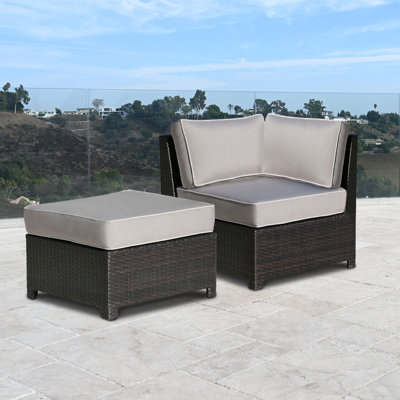 Chaise de patio avec coussins Sunbrella et repose-pieds Akshaya