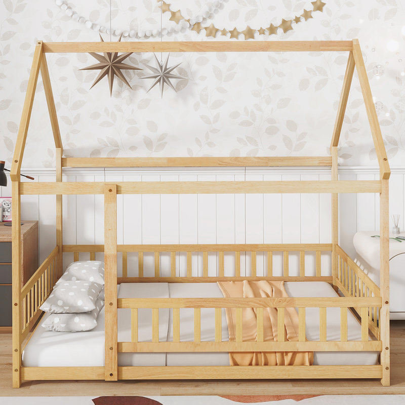 Lit double en bois pleine grandeur en forme de maison avec garde-corps de sécurité et finition naturelle pour un jeu imaginatif et un sommeil confortable