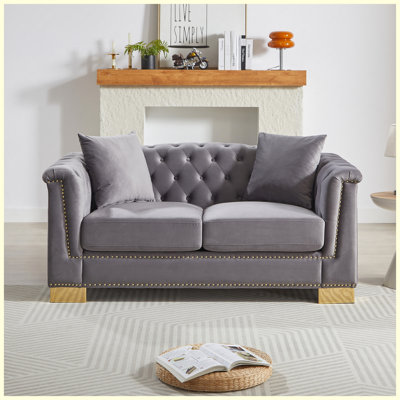 Causeuse Chesterfield 62 po, canapé rembourré en velours avec accoudoirs roulés classiques, garniture cloutée pour le bureau de la chambre à coucher, gris