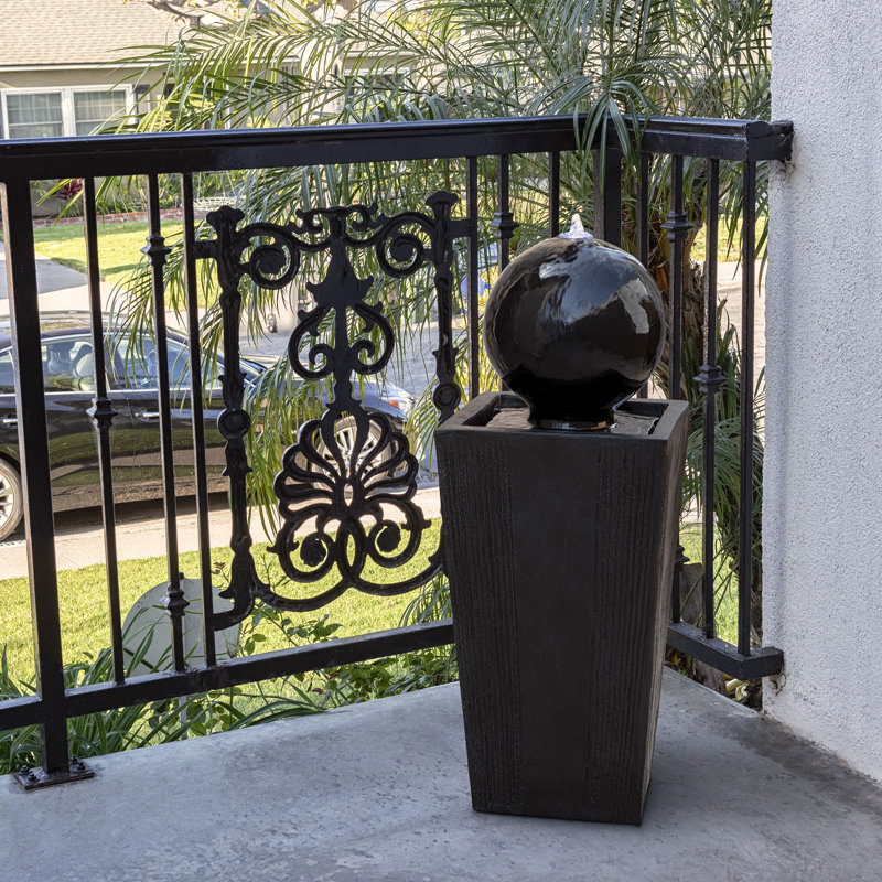 Fontaine d'extérieur en sphère de verre et piédestal avec lumière DEL Chandni