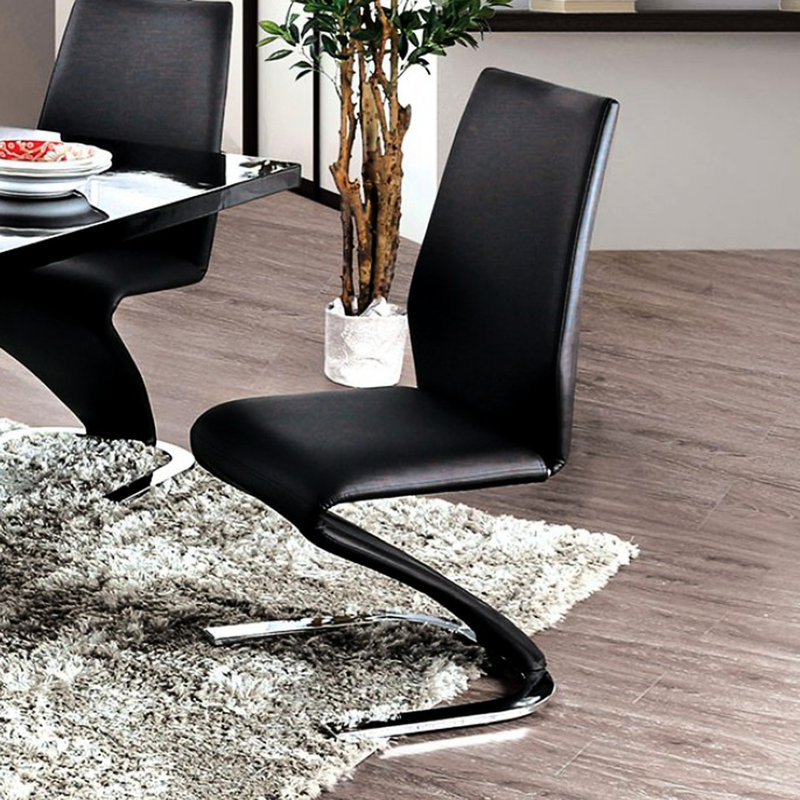 De 2 chaises d'appoint contemporaines, base noire et en forme de Z pour salle à manger moderne avec métal