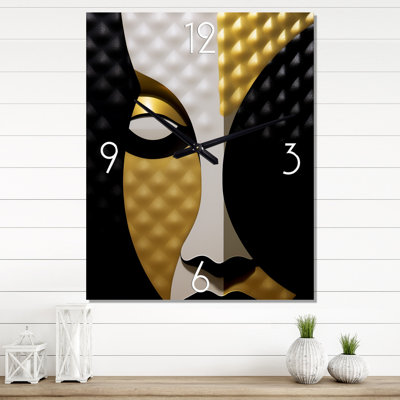 Horloge murale surdimensionnée d'une jeune femme exquise