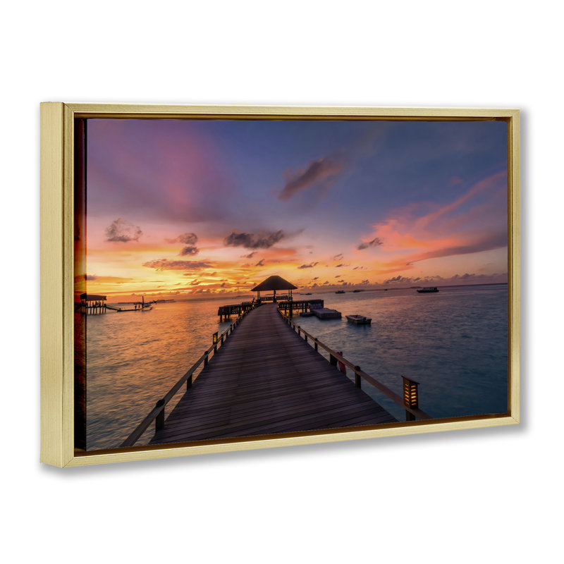 «Amazing Sunset at Pier Floater», art mural par LSR Creative Studio, H 21 po x l 31 po, Cadre flottant métallique doré