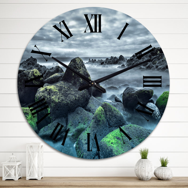 Vagues de mer impactant un rocher sur la plage - horloge murale nautique et côtière, Grand