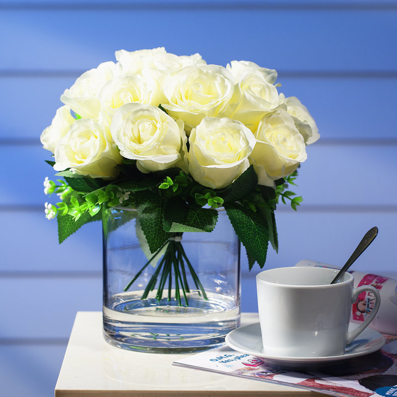 Arrangement floral roses en vase, Crème