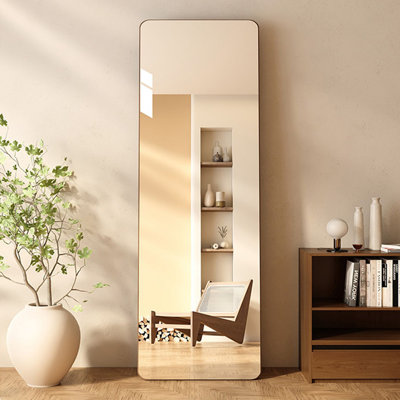 Cadre en bois d'hévéa de style médiéval avec miroir de soutien pleine grandeur