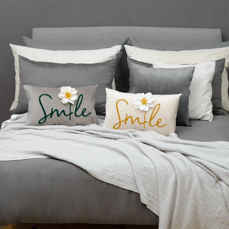 Housse de coussin en velours brodé , Jaune/beige