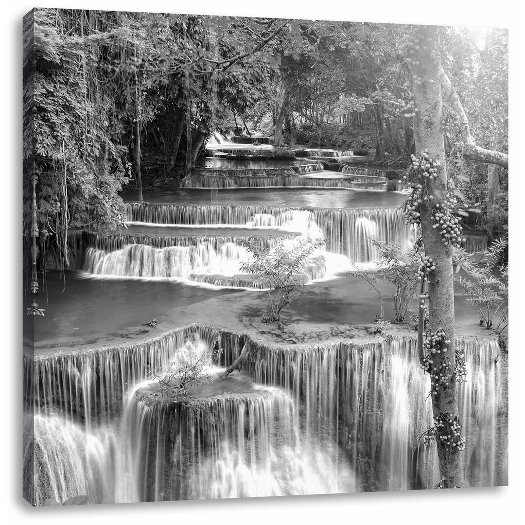 Leinwandbild Schöner Wasserfall im Regenwald