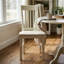 Ensemble de salle à manger rectangulaire 7 pièces en bois d'hévéa fini blanc lin, comprenant une table et 6 chaises à dossier à lattes, style milieu du siècle.