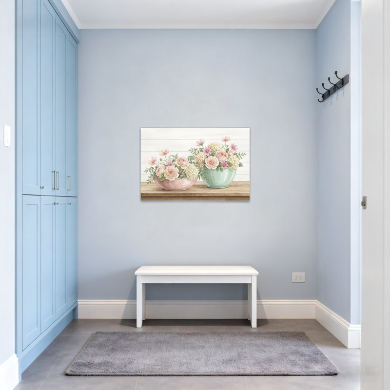 Arrangement floral de plantes et de fleurs dans des bols pastel sur une tablette en bois, H 16 po x l 24 po