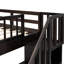 Lit superposé avec escalier avec garde-corps et rangement spacieux dans une chambre à coucher fonctionnelle