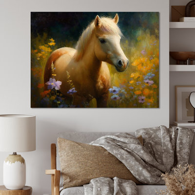 Poney doré dans un pré de fleurs I