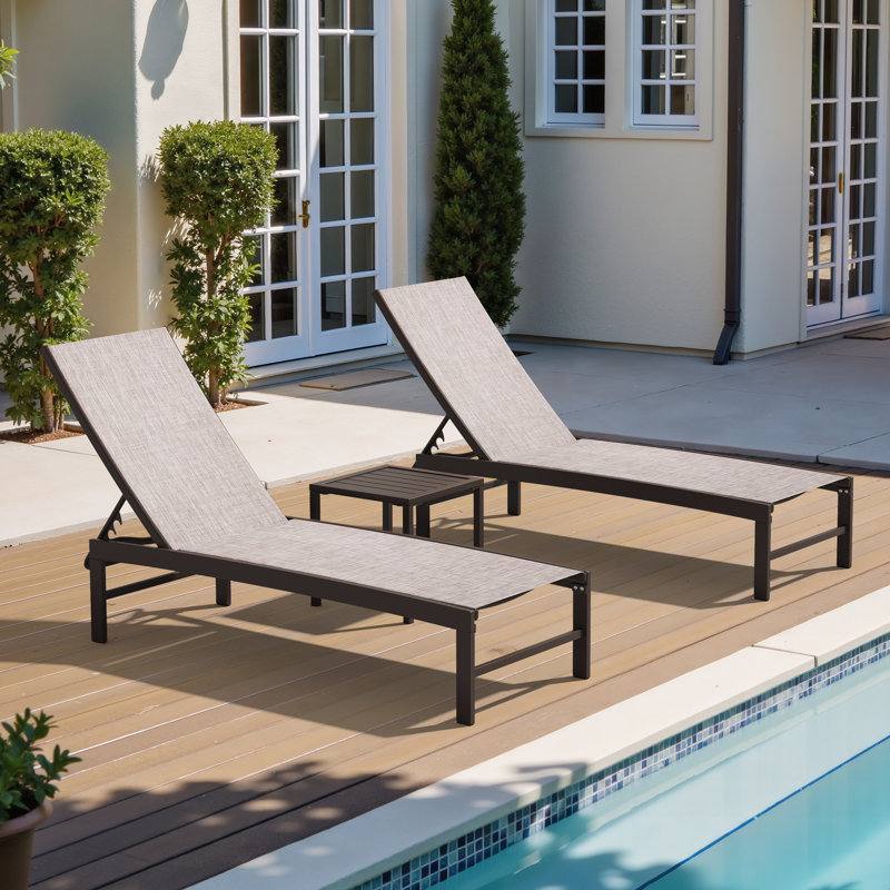 Ensemble de chaises longues inclinables en aluminium avec table d'appoint à lattes Antrea, Coussin beige / structure brune
