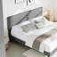 Structure de lit plateforme très grand avec tête de lit tapissier, tissu gris foncé, support en lattes de bois, chambre à coucher, style moderne-532467692