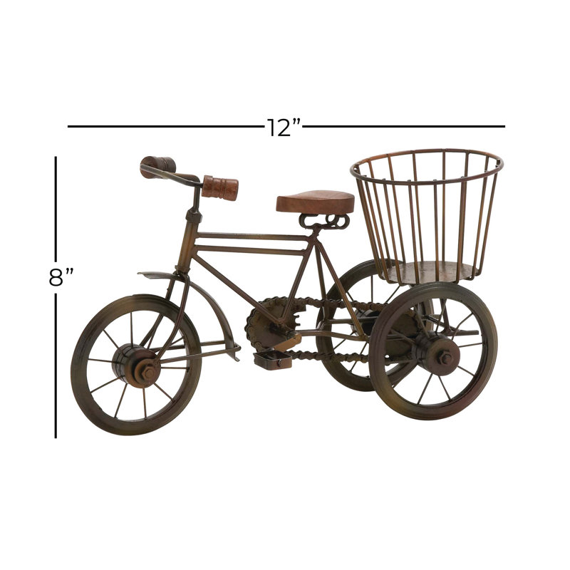 Sculpture en bois et tricycle Sufyaan