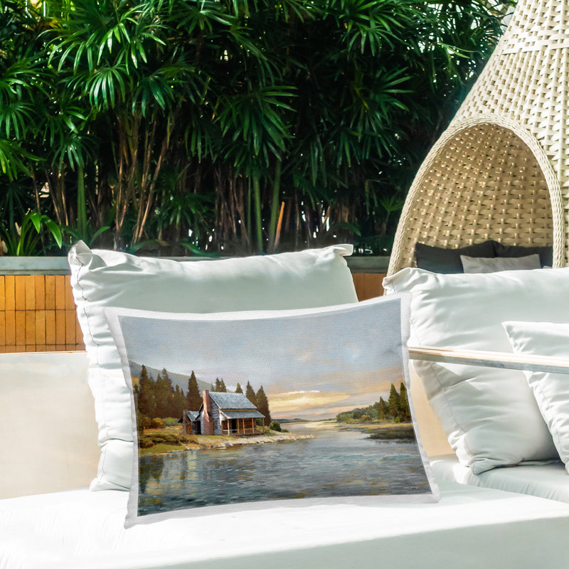 Coussin d'extérieur Lakeside Cabin avec vue sur la montagne, design par Amber Sterling