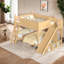 Lit double au dessus d'un lit double avec tablettes coulissantes et de rangement, maison moderne en bois massif naturel