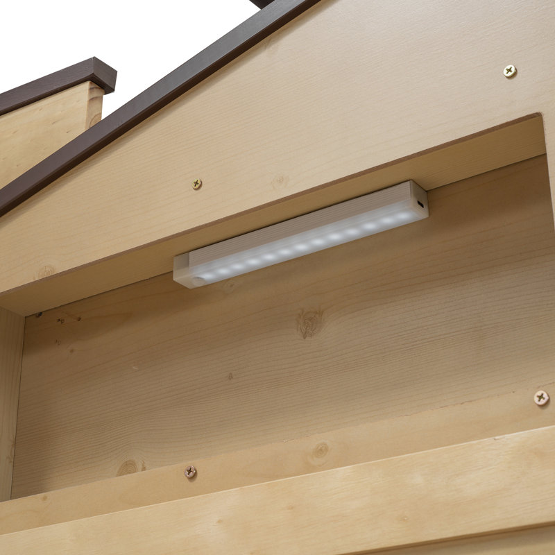Lit simple avec tête de lit en forme de maison, rangement intégré et plateforme en bois rustique et naturelle
