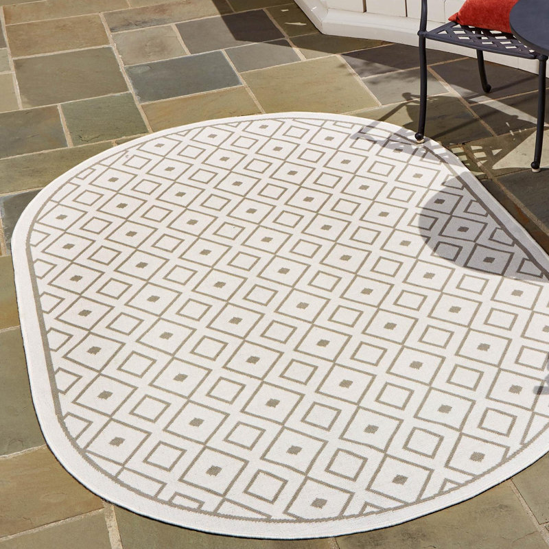 Tapis géométrique ivoire intérieur / extérieur, Ovale 7 pi 10 po x 10 pi