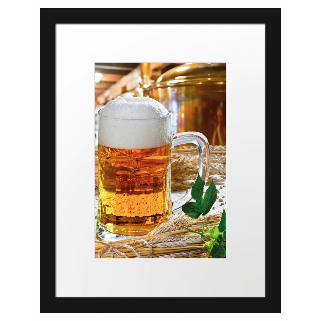 Gerahmtes Poster Frisches Bier mit Hopfen