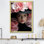 Femme chic avec chapeau floral - imprimé