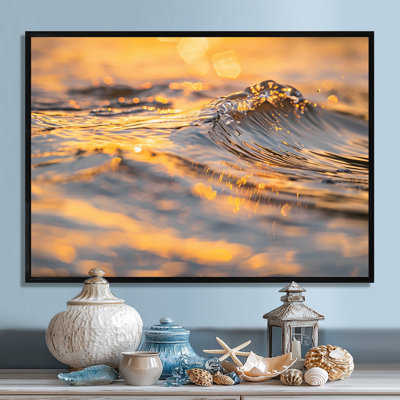 Coucher de soleil doré reflété sur l'eau - vagues murales côtières
