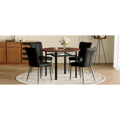 Ensemble table et chaises Ensemble de table de salle à manger ronde moderne minimaliste brun grain de bois de 42 pouces, jumelé à 4 chaises en polyuréthane noir avec un motif à rayures verticales sur le dossier et des pieds en métal noir.