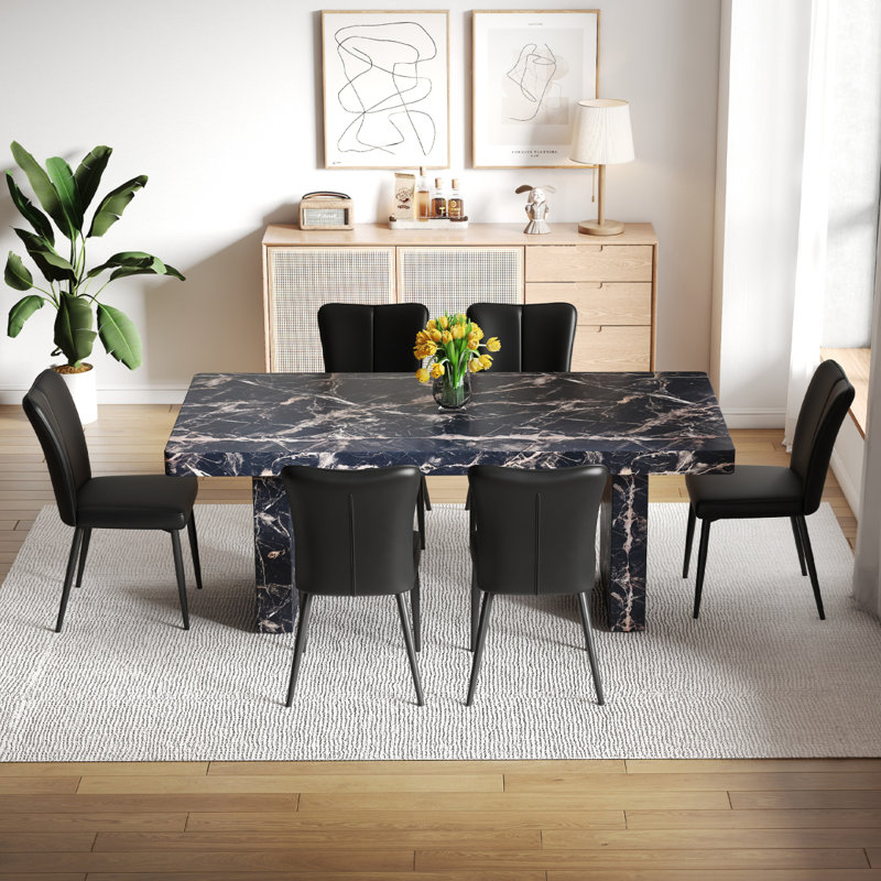 Ensemble de table et de chaises 78,7 po x 39,4 po x 29,9 po, panneau de salle à manger luxueux en marbre noir avec un plateau de table de 3,5 po d'épaisseur et 6 chaises en polyuréthane noir avec un motif à rayures verticales sur le dossier.