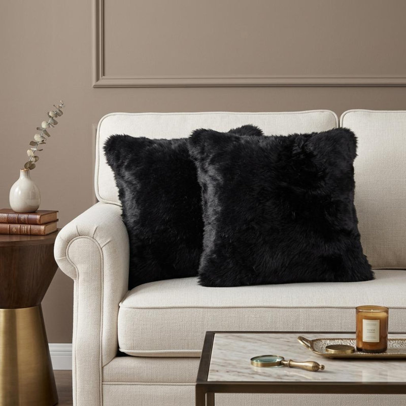 Ensemble de deux coussins décoratifs en peau de mouton noire 18 po