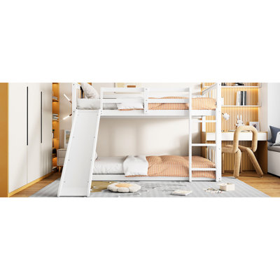 Lit simple au-dessus d'un lit superposé avec glissade délicieuse - blanc pour le charme de la chambre à coucher