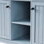 Îlot de cuisine gris-bleu avec 3 tiroirs, abattant et une station de charge intégrée, le long de 2 tabourets de bar de 53 po à 5 roulettes, portes de grange, livré-146654232-146654436