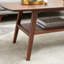 Table de salon rectangulaire en bois de chêne - Bureau avec rangement, assemblage facile, tablettes noyer massif à 100%, couleur noyer pour la maison