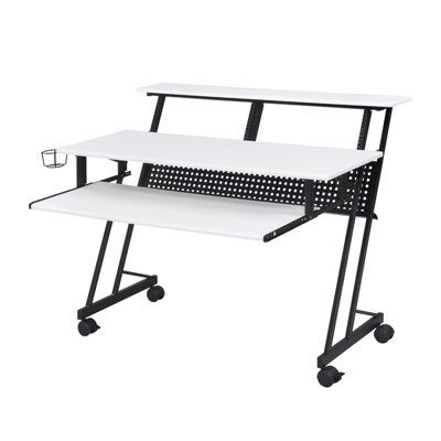 Bureau de studio d'enregistrement de musique avec plateau à clavier