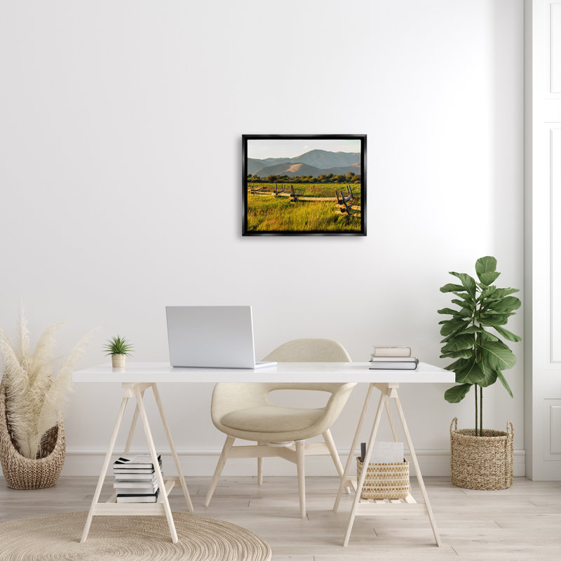 Scène de montagne ensoleillée de clôture ferme Grassland par Steve Smith - photographie, H 17 po x l 21 po x P 1,7 po