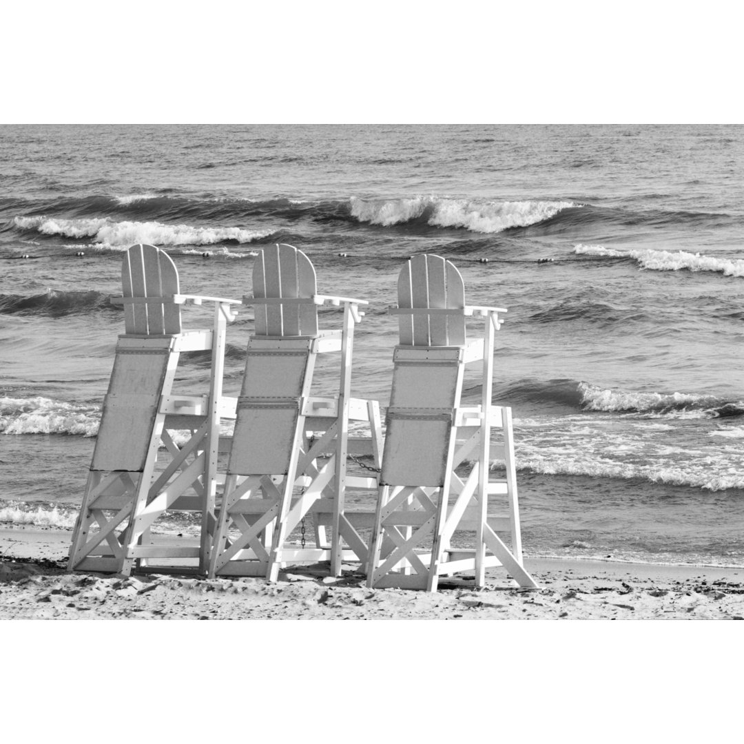 Strand Rettungsschwimmer Stühle Ozean Brandung von ChuckSchugPhotography - No Frame Kunstdrucke auf Leinwand